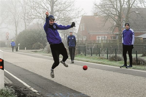 Landesliga im Blick. „Waterkant“ Theener – beim Wurf Jan Sabath – verbesserte sich auf Platz zwei. Foto: Hinrich Saathoff