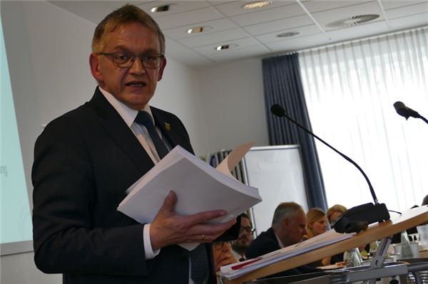 Kreisumlage soll sinken Landrat Olaf Meinen wunderte sich über den Zeitpunkt des Antrags.