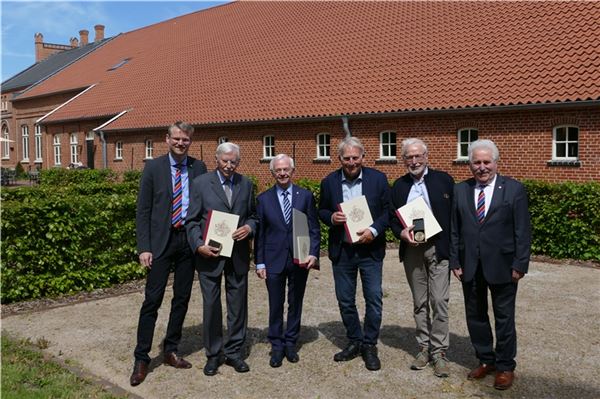 Landschaftspräsident Rico Mecklenburg (rechts) und Landschaftsdirektor Matthias Stenger (links) an der Seite der neuen Träger der Ubbo-Emmius-Medaille Dietrich Janssen (2. von links), Georg Ulsamer (2. von rechts) und Wolfgang Kellner sowie Berhard Bramlage (3. von links),der das Indignat verliehen bekommen hat. Foto: Werner Jürgens