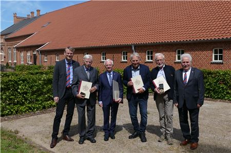 Landschaftspräsident Rico Mecklenburg (rechts) und Landschaftsdirektor Matthias Stenger (links) an der Seite der neuen Träger der Ubbo-Emmius-Medaille Dietrich Janssen (2. von links), Georg Ulsamer (2. von rechts) und Wolfgang Kellner sowie Berhard Bramlage (3. von links),der das Indignat verliehen bekommen hat. Foto: Werner Jürgens