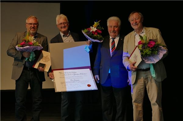 Landschaftspräsident Rico Mecklenburg (Zweiter von rechts) übergab die Auszeichnungen an Herbert Müller (rechts), Dr. Paul Weßels und Tom Bohmfalk (von links). Foto: Werner Jürgens