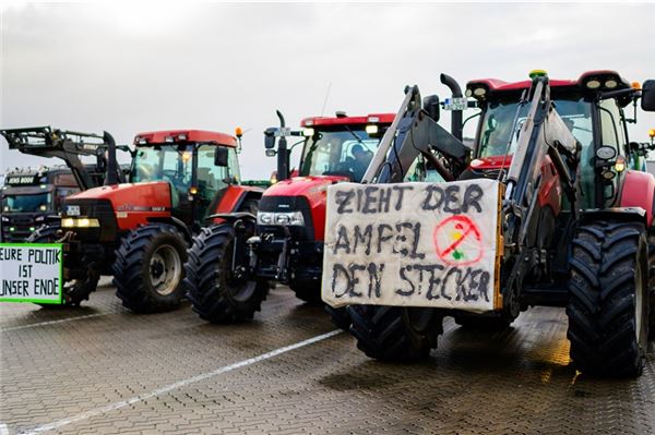 Landwirte blockieren eine Autobahnauffahrt in Soltau. Ähnlich dürfte es am Montag in Emden aussehen.