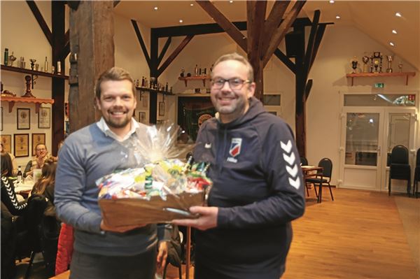 Lange dabei. Fast 20 Jahre hat Hilko Schwitters (r.) die Homepage der Handballabteilung von TuRa Marienhafe gepflegt. Mit einem Präsentkorb bedankte sich Spartenleiter Tido Poppinga beim jetzt ausscheidenden ehrenamtlichen Mitarbeiter für seine geleistete Arbeit.