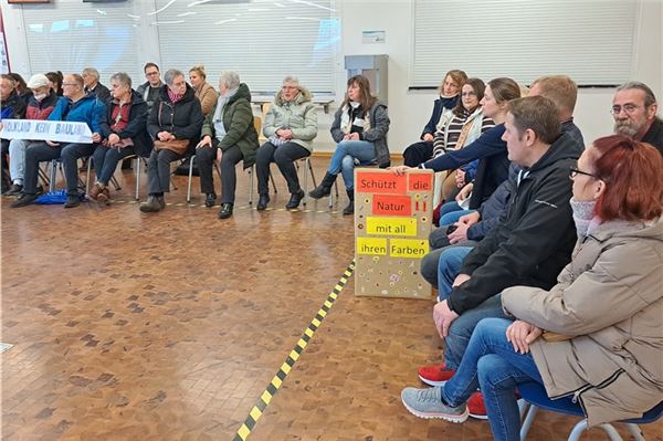 Lange Gesichter, keine Entscheidung, lange Gesichter: Die Zuhörer im Ausschuss.