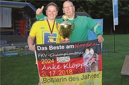 Langjähriges Erfolgsgespann. Anke Klöpper und ihr Vater Peter als Bahnweiser und Ratgeber feierten den nächsten großen Sieg in der Karriere der Spitzenwerferin. Foto: Wolfgang Böning