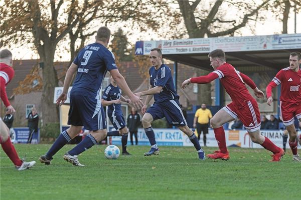 Lauern auf das Zuspiel in die Schnittstelle. Gelingt der finale Pass Richtung Pewsumer Tor, könnte für den SV Hage etwas Zählbares herausspringen. Foto: Meret Edzards-Tschinke
