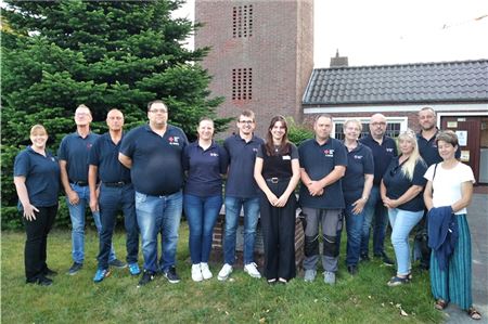 Laura Matthausen (in Schwarz) fand im Anschluss an ihren Vortrag Zeit für ein Foto mit DRK-Mitarbeitern. Foto: privat