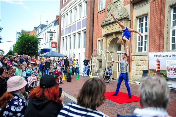 Laura und Boy brachten beim Sommerfest 2024 Besucher mit ihrer Akrobatik zum Staunen. Archivfoto: Nina Lehmann