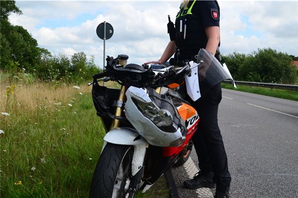 Motorradfahrer bei Unfall verletzt – Helm beim Sturz verloren Laut Polizei ist der Fahrer ohne äußere Einflüsse von der Fahrbahn abgekommen.