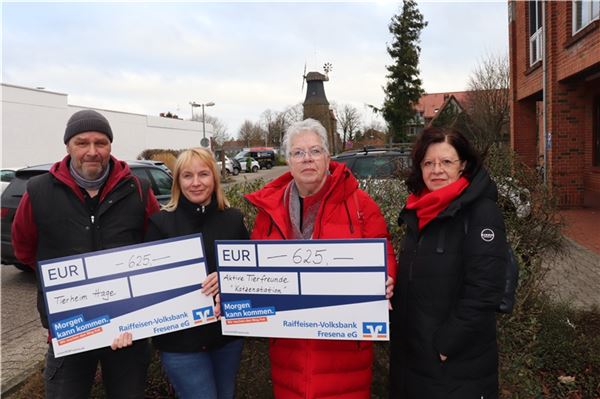 Leiter des Tierheims Hage, Marcus Lomberg, und Melanie Kalleit (2. von links) freuten sich über den Scheck von Monika Buß und Gundula Rosenboom (rechts).Foto: Michaela Kruse