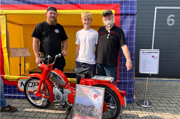 Leonard Mügge-Luttermann (Mitte) heißt der Gewinner der Zündapp Bergsteiger M50, hier mit Ralf Rector (l.) und Erwien Garrelts. Foto: Privat