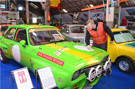 Liebe zu den alten Schmuckstücken: Der gelernte Kfz-Meister hält die Sammlung selbst in Schuss – die Autos und das Museum seines Vaters aufzugeben, kam für den 27-Jährigen nie infrage.Fotos: Benjamin Tebben-Willgrubs