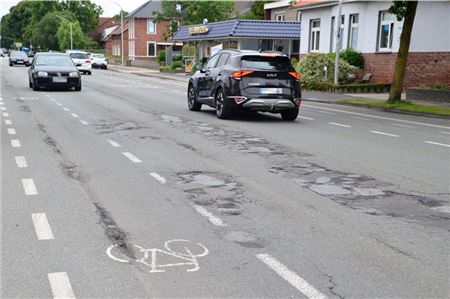 Liegt nicht im Verantwortungsbereich der Stadt, sondern der Landesstraßenbaubehörde: Schadhafte Stellen im Asphalt der Norddeicher Straße.
