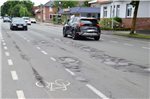 Liegt nicht im Verantwortungsbereich der Stadt, sondern der Landesstraßenbaubehörde: Schadhafte Stellen im Asphalt der Norddeicher Straße.