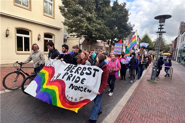 Los geht‘s: Der Zug des Herbst Pride startet seinen Umzug in die Innenstadt.