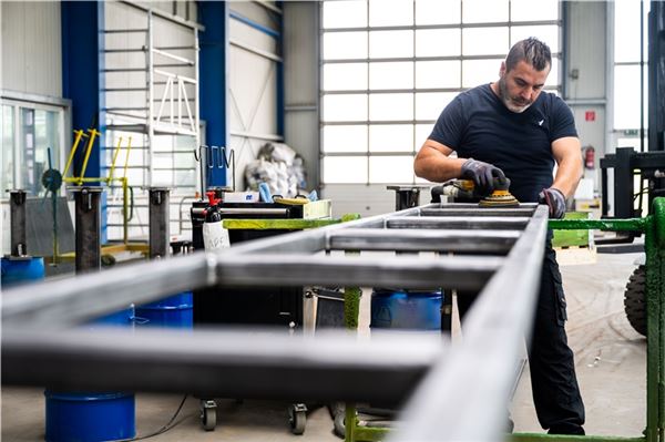 Das perfekte Geschenk zum Jubiläumsgeburtstag Maher Rais hier in der Industrielackierung.