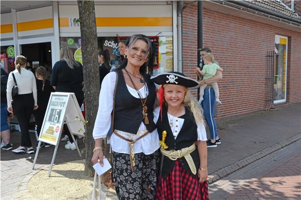 Mailin und ihre Oma Sabine schlüpften passend zum Fest selbst in Piratenkleider.