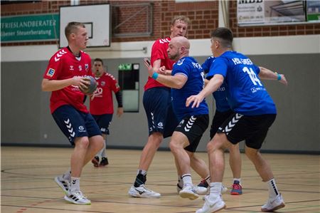 Makellose Bilanz. Die Marienhafer – am Ball Aimo Stöver, in der Mitte Lutz Bohlken, im Hintergrund Vincenz Brumund – peilen Sonnabend den vierten Heimsieg an. Foto: Hinrich Saathoff