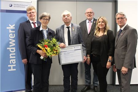 Maler- und Lackierermeister Anton Geiken (3.v.l.) aus Norden war lange Jahre Kreishandwerksmeister der Kreishandwerkerschaft Aurich-Emden-Norden und Obermeister der Maler-, Glaser- und Lackiererinnung Aurich-Emden-Norden. Vom Malerverband Niedersachsen erhielt er ebenfalls eine Ehrennadel in Gold für sein Engagement in den verschiedenen Verbandsgremien. Das Präsidium gratulierte ihm und seiner Frau Jannette Geiken (2.v.l.). Foto: HWK