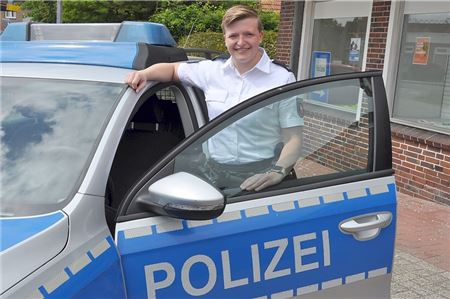 Mandy Thomas mit ihrem Streifenwagen vor der neuen Polizeistation in Westerholt. Die befindet sich im Kirchweg 6 und ist unter der Woche täglich besetzt. Foto: Susanne Ullrich
