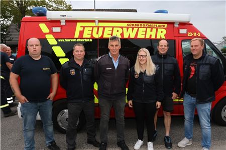 Manfred Gerdes (2. v. r.) trat als Ortsbrandmeister der Feuerwehr Victorbur zurück, ernannt zu Ortsbrandmeistern und deren Stellvertretern wurden (v. l.) Andreas Collmann (Münkeboe-Moorhusen), Hermann Vehnekamp (Oldeborg), Reemt Hicken (Victorbur), Anke Cornelius (Münkeboe-Moorhusen) und Tobias Ocken (Victorbur).