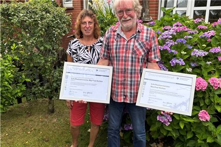 Manfred Richter mit seiner Frau Petra. Der Schriftsetzermeister wurde von der Handwerkskammer für sein 50-jähriges Meister- sowie sein 40-jähriges Betriebsjubiläum geehrt. Foto: HWK/J. Stöppel