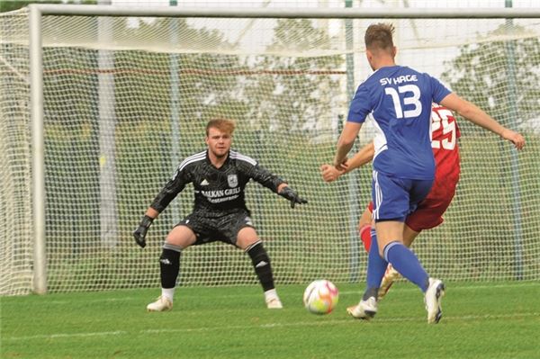 Mann des Abends. Torhüter Kai Barkhoff wehrte gegen den SV Wallinghausen zwei Versuche beim Elfmeterschießen ab. Foto: Hinrich Saathoff