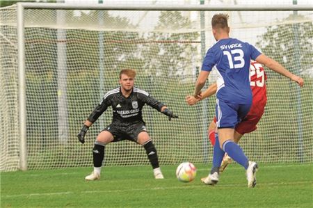 Mann des Abends. Torhüter Kai Barkhoff wehrte gegen den SV Wallinghausen zwei Versuche beim Elfmeterschießen ab. Foto: Hinrich Saathoff