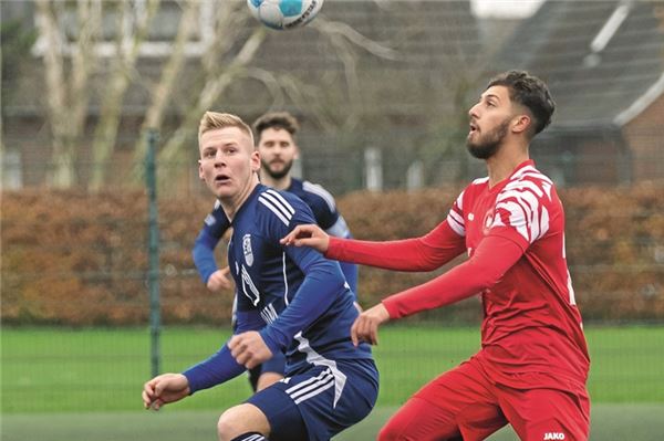 Mann des Tages. Dem Hager Keno Hinrichs (l.) gelang in der zweiten Halbzeit ein lupenreiner Hattrick. Foto: Ute Bruns