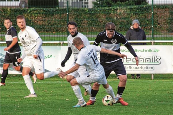 Mann des Tages. Lukas Kleen (r.) erzielte den Großheider Siegtreffer. Foto: Johannes Müller