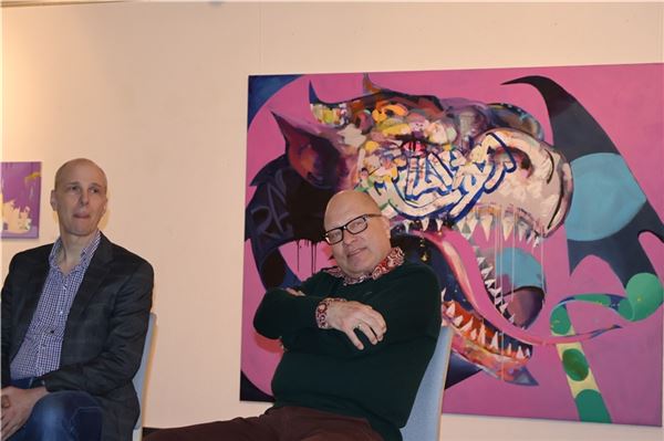 Marc Taschowsky und Christoph Kleen sprechen über die verschiedenen Aspekte der ausgestellten Kunstwerke. Foto: Irmi Hartmann