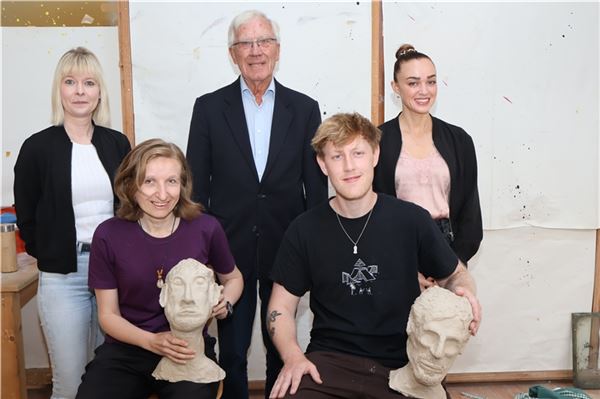Maria Kuschidlo und Pascal Bents zeigen ihre modellierten Köpfe. (stehend, von links): Sabrina Fischer (KVHS), Helmut Feldmann (Bürgerstiftung) und Katarina Engelmann (KVHS).