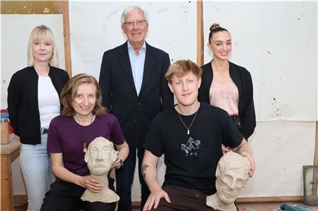 Maria Kuschidlo und Pascal Bents zeigen ihre modellierten Köpfe. (stehend, von links): Sabrina Fischer (KVHS), Helmut Feldmann (Bürgerstiftung) und Katarina Engelmann (KVHS).