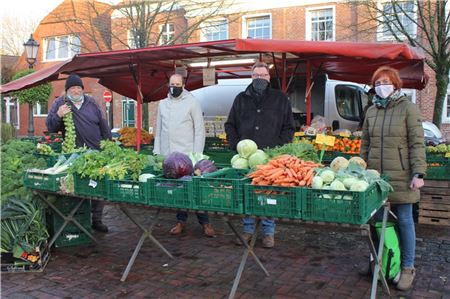 Marktbeschicker Alfred Iken, Bürgermeister Michael Hook, Ortsvorsteher Helmut Bents und die Gleichstellungsbeauftragte Anja Wessels-Hoppen freuen sich, dass sich das Konzept des Marktes bewährt hat.