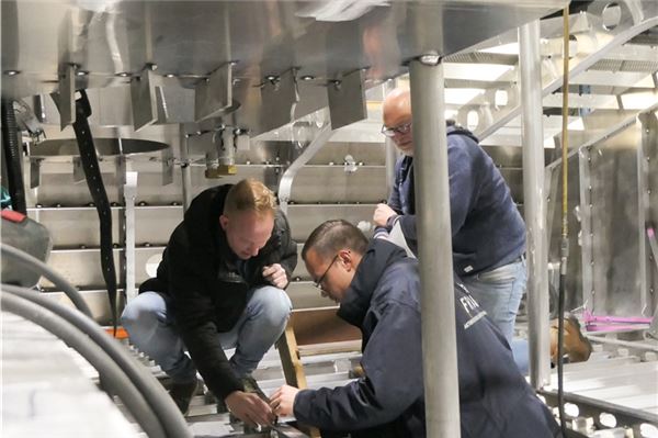 Martijn Bijlsma (v. l.; Projektleiter Next Generation Shipyards), Inselexpress-Kapitän Jan-Lukas Schwarz und Hendrik Jan Postel (Klassifikationsgesellschaft Bureau Veritas) beim traditionellen Einschlagen der Schiffsnummer.