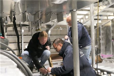 Martijn Bijlsma (v. l.; Projektleiter Next Generation Shipyards), Inselexpress-Kapitän Jan-Lukas Schwarz und Hendrik Jan Postel (Klassifikationsgesellschaft Bureau Veritas) beim traditionellen Einschlagen der Schiffsnummer.