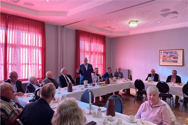 Martin Burkert (stehend) würdigte in seiner Ansprache das Engagement der Jubilare und hob den Zusammenhalt in derGewerkschaft hervor. Foto: Hauke Eilers-Buchta