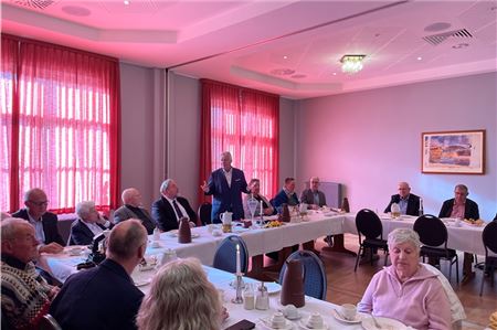 Martin Burkert (stehend) würdigte in seiner Ansprache das Engagement der Jubilare und hob den Zusammenhalt in derGewerkschaft hervor. Foto: Hauke Eilers-Buchta