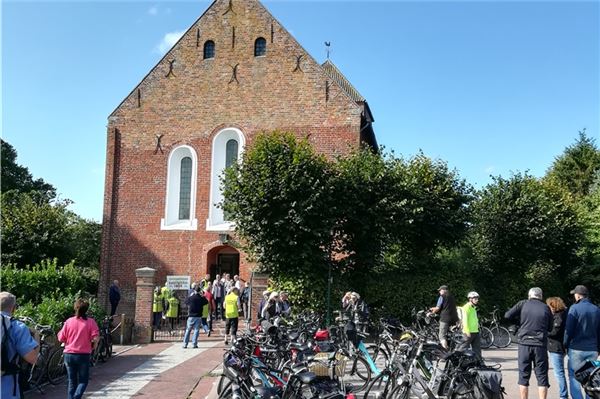 Massenandrang an der Kirche: Die Kirchen sind voll.