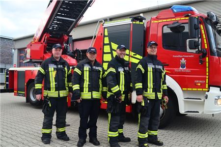 Matthias Friedrichs (v. l.), Fokko Schumann, Matthias Rieken und Stefan Schröder starteten vor 30 Jahren bei der Jugendfeuerwehr und bekleiden heute hohe Führungspositionen. Foto: Keno Klaassen