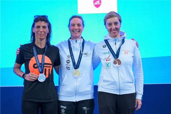 Medaillengewinnerinnen. Katarzyna Szwagiel (rechts) mit Weltmeisterin Carole Kettenmeyer-Reuland (Mitte) und der Italienerin Clizia Borello nach der Siegerehrung bei der WM in Doha.