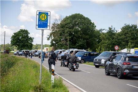 Mehr Polizisten als Kutten: Möglichst viele Besucher sollen bei der An- und Abreise kontrolliert werden. Foto: Ute Bruns