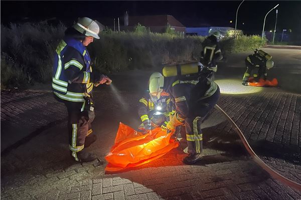 Feuerwehr verhindert Umweltgefahr: Boot und Anhänger brennen in Norden Mehrere Gullys mussten abgesichert werden, um Umweltschäden zu verhindern.