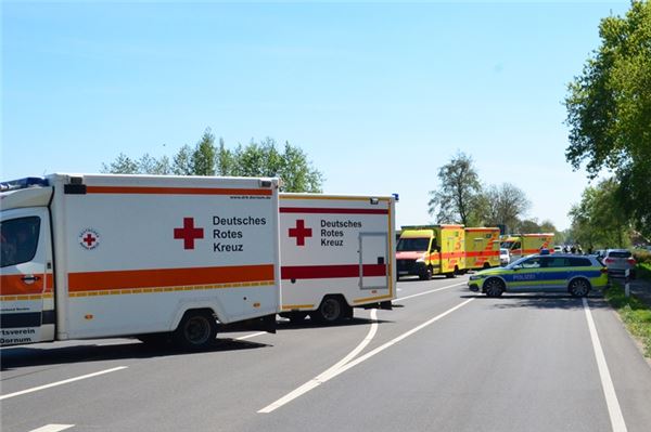Mehrere Verletzte bei Verkehrsunfall in Engerhafe Mehrere Streifen,- und Rettungswagen waren in Engerhafe an der Unfallstelle.