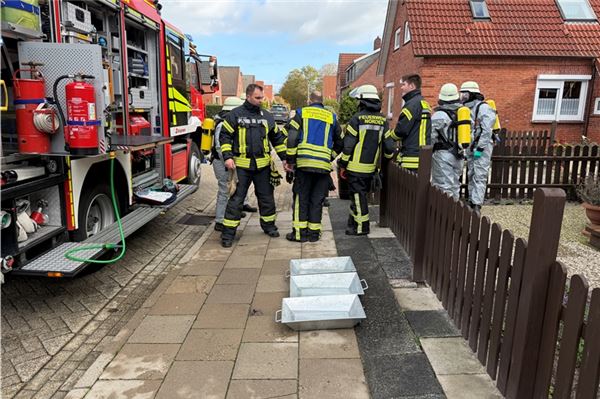 Heizöl-Austritt in Norden: Feuerwehr stundenlang im Einsatz Mehrere Stunden waren die Einsatzkräfte vor Ort.