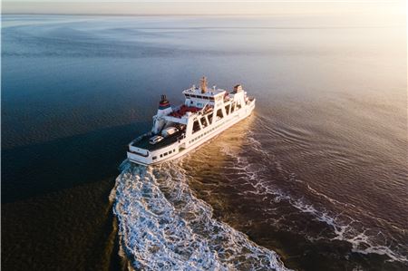 Mehrmals täglich fährt die Frisia nach Norderney und zurück – bald unterstützt von einer KI-Intelligenz.