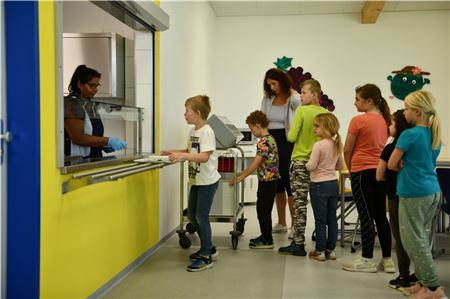 Mensakraft Shalini Tröster sorgt dafür, dass die Kinder Essen auf ihre Teller bekommen.