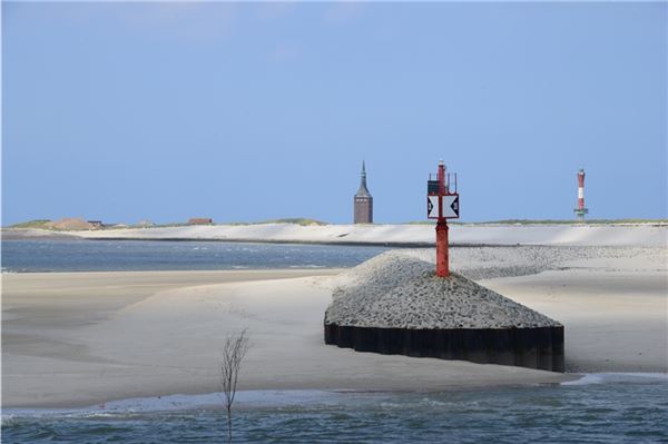 Menschenleerer Strand auf Wangerooge. Die Insel hat Probleme, die kommunalen Funktionen noch zu erfüllen und sucht nach einem Partner.