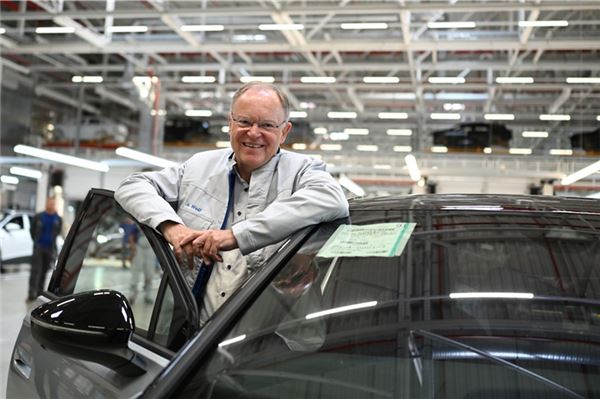 Ministerpräsident Stephan Weil spricht am Mittwochmorgen (11. September) mit den VW-Mitarbeitern in Emden.