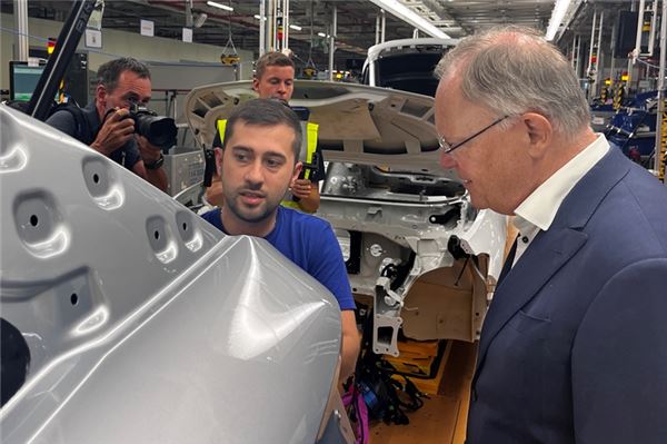 Ministerpräsident Weil bei einem Besuch im Emder VW-Werk: Er will Beschäftigten eine ruhige Weihnacht verschaffen - und pocht auf schnelle Verhandlungen.